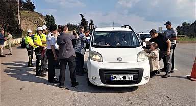 Vali Gürel'den sürücülere lokum ikramlı 'kemer' uyarısı