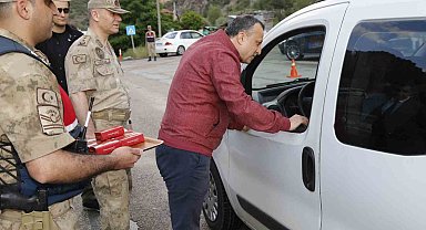 Vali Taşbilek bayram öncesi trafik denetimine katıldı, sürücüleri uyardı