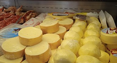 Vatandaşlar şarküterilerde en çok peynir ve zeytin çeşitlerine rağbet gösteriyor