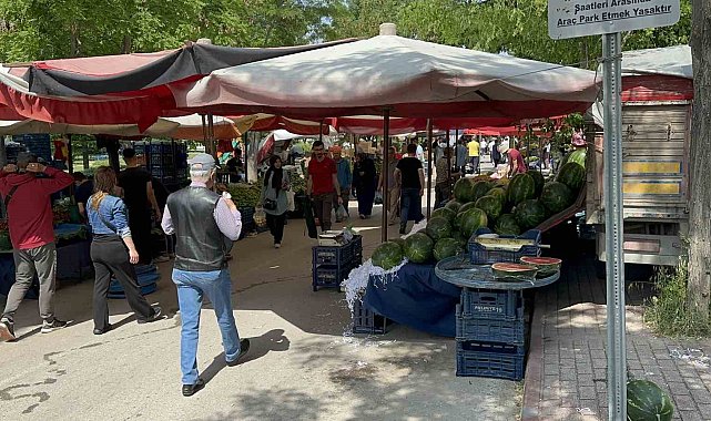 Velilerden sınav yapılan okulu önüne kurulan semt pazarı tepkisi