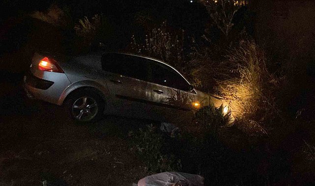 Virajı alamayan otomobil duvara çarparak durabildi