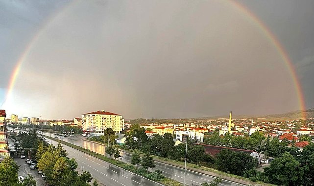 Yağmur sonrası çıkan gökkuşağı mest etti
