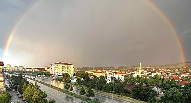 Yağmur sonrası çıkan gökkuşağı mest etti