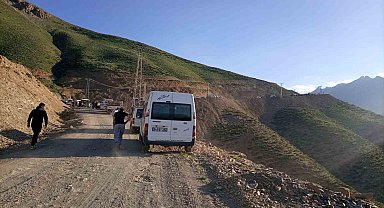 Yaylaya gidenleri taşıyan minibüs takla attı