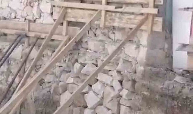 Yıkılan 3 katlı binayı tahtlarla tutmaya çalışmışlar