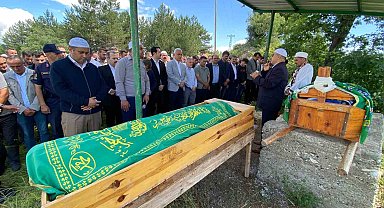 Yıldırım düşmesi sonucu hayatlarını kaybeden iki kişinin cenazesi toprağa verildi