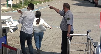 Yine bildik görüntüler yine sınava yetişemeyip dışarıda kaldılar