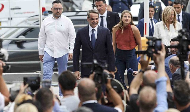 Yunanistan'da sandık çıkış anketlerine göre Miçotakis'in partisinin seçimi büyük farkla kazanması bekleniyor