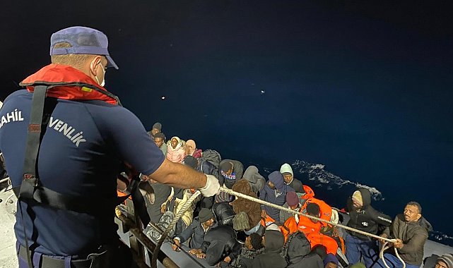 Yunanistan'ın geri ittiği 48 düzensiz göçmen kurtarıldı