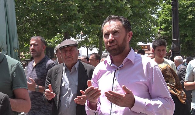Yüzlerce veli YKS'ye girecek çocukları için Hacı Bayram Veli Türbesi'nde dua etti