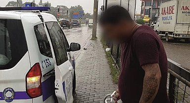Zabıtaların yakaladığı dilenci yürüteçle geldi, yürüyerek çıktı