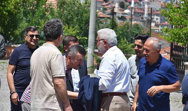 50 yıl sonra mezun oldukları okulun bahçesinde buluşup hasret giderdiler