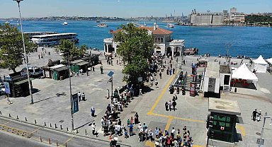 Adalar'a gitmek isteyenler, Kadıköy'de iskele önünde kuyruk oluşturdu