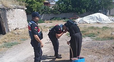 Aksaray Jandarma yaşlıların bayramını kutlayarak ihtiyaçlarını giderdi