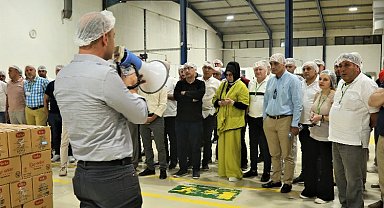 Ana bayilerine üretim tesislerini gezdirdi
