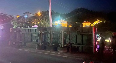 Antalya'da tır devrildi: 1 yaralı