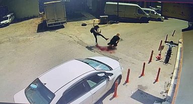 Arkadaşına sokak ortasında dehşeti yaşattı ,o anlar güvenlik kameralarına yansıdı