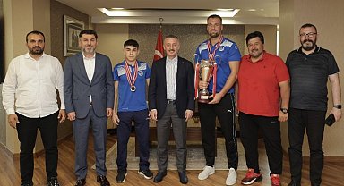 Başkan Büyükakın Kocaelili pehlivanları ağırladı