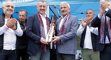 Başkan Büyükakın'a hediye kemençe