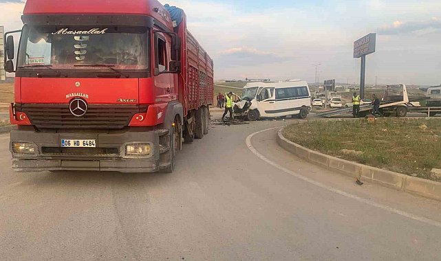 Başkentte işçileri taşıyan servis aracı kamyonla çarpıştı: 10 yaralı