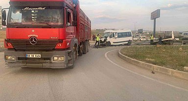 Başkentte işçileri taşıyan servis aracı kamyonla çarpıştı: 10 yaralı