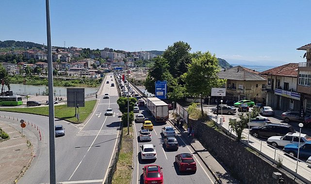 Bayram dönüşü uzun araç kuyruğu