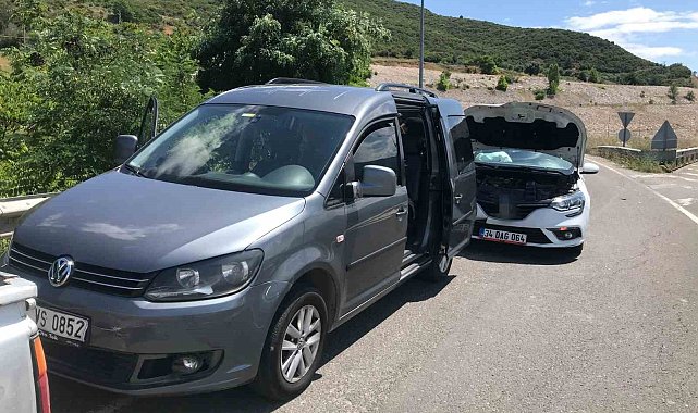 Bilecik'te 3 aracın karıştığı zincirleme kazada 5 kişi yaralandı