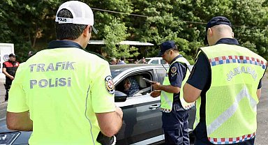 Bilecik'te bayram boyunca 940 personelin görev yaptığı 272 ekip, 10 radar ve 6 dron ile trafik denetimleri yapıldı
