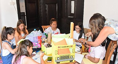 Bozüyük'te atık malzemeler kostüme dönüşüyor