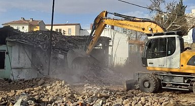 Bursa Osmangazi'de tarihi bölge metruklardan temizlendi