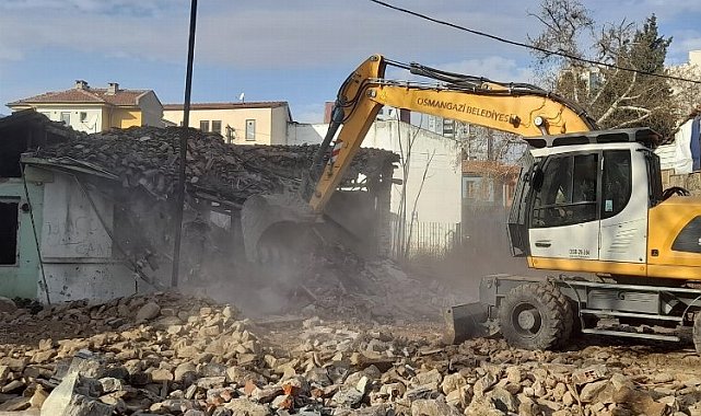 Bursa Osmangazi'de tarihi bölge metruklardan temizlendi