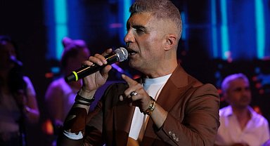 Bursa'da uluslararası festivalde Özcan Deniz coşkusu