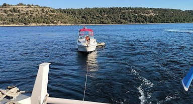 Çanakkale Boğazı'nda sürüklenen tekne kurtarıldı