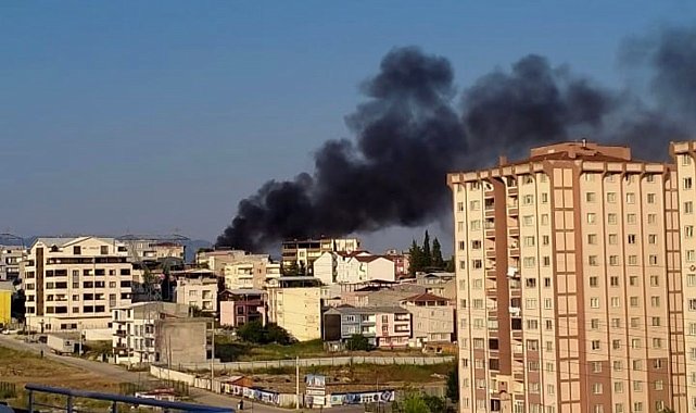 Çatı alev alev yandı, mahallelinin izlemesi dikkatlerden kaçmadı