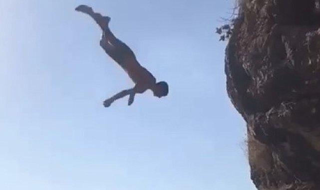 Çocukların baraj suyuna tehlikeli atlayışı yürekleri ağza getirdi