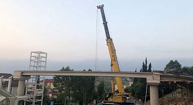 Darıca feribot yolu üstgeçidinin kirişleri monte edildi