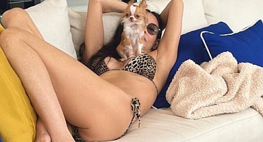 Demi Moore, bikinili pozlarıyla mest etti