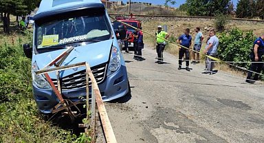 Edirne Keşan'da yolcu minibüsü dereye uçmaktan kurtuldu!