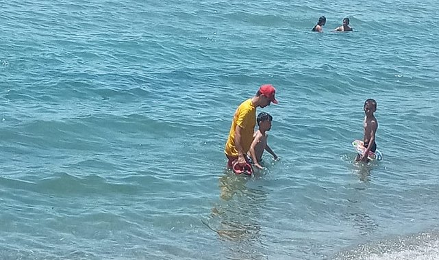 Edremit'te boğulma tehlikesi geçiren 2 çocuğu cankurtaran ekibi kurtardı