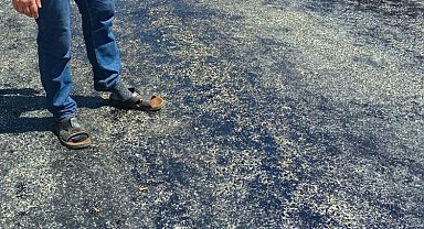 Eriyen asfaltta mezarlığa güçlükle ulaştılar... Terlikler yola yapıştı!