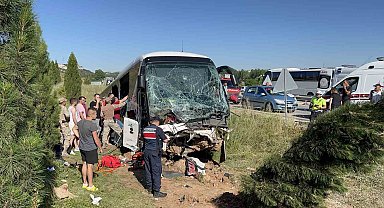 Eskişehir'de otobüs yoldan çıktı:35 yaralı