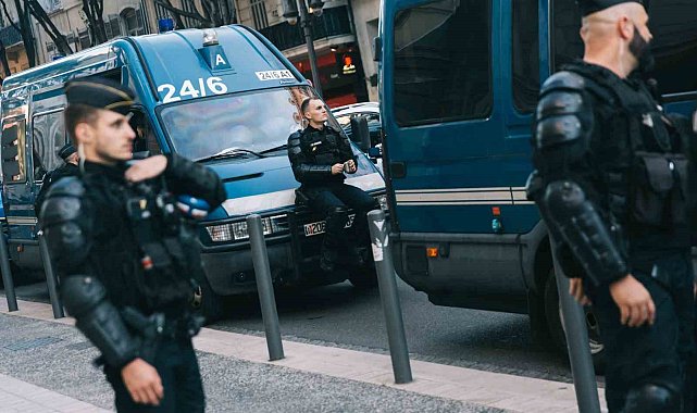 Fransa'da 17 yaşındaki genci vuran polis için 700 bin eurodan fazla bağış toplandı