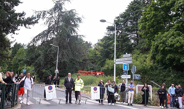 Fransa'da polis kurşunuyla ölen genç defnedildi