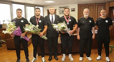 Gölcüklü güreşçilerden Kırkpınar dönüşü Başkan Yıldırım'a ziyaret