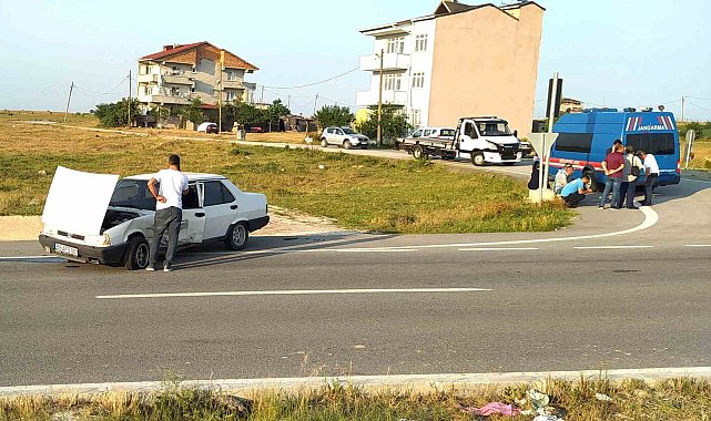 Hafif ticari araç ile otomobil çarpıştı: 4 yaralı