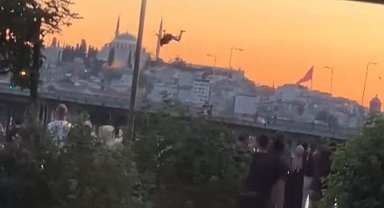 Haliç'te tehlikeli oyun: Serinlemek için Haliç Metro Köprüsü'nden suya atladılar