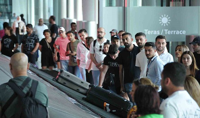 İstanbul Havalimanı'nda bayram dönüşü yoğunluğu sürüyor