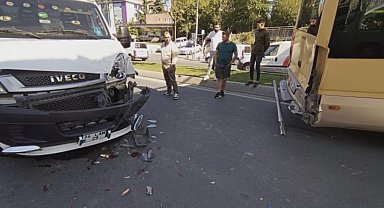 İstanbul'da trafikte akılalmaz olay kameraya yansıdı: Siniri krizi geçirip minibüsün direksiyonunu kırdı