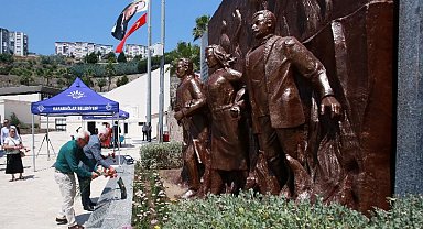 İzmir Karabağlar'da aydınlar özlemle anıldı