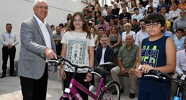 İzmir Karabağlar'da başarılı öğrencilere bisiklet